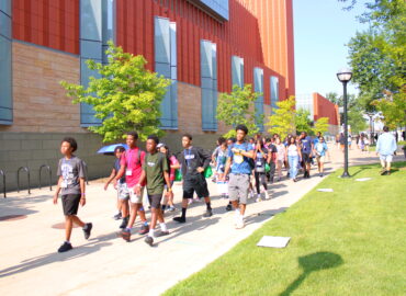 Large group of students walking on campus.